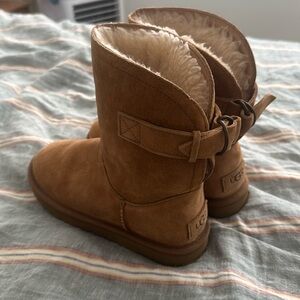 Like new short UGG size 6